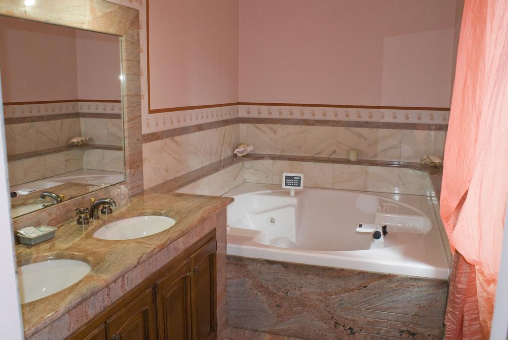Torre Dei Frati Bed & Breakfast Fossano Ruang foto